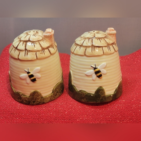 Vtg Treasure Craft Pfaltzgraff Beehive Salt & Pepper Shakers - Picture 4 of 14